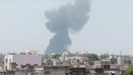 Hindistan’da 244 kişiyi taşıyan yolcu uçağı kalkıştan hemen sonra yerleşim alanına düştü