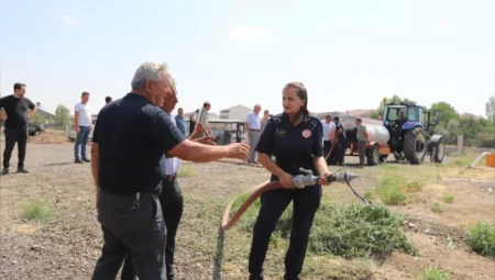 Eskişehir’de kırsal mahalle muhtarlarına yangın tankerlerinin kullanımı ve yangından korunma eğitimi verildi