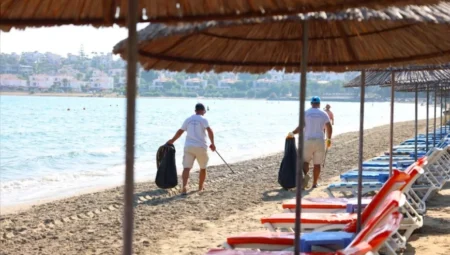 Çeşme Belediyesi 19 Plajda 7 Gün 24 Saat Temizlik Çalışmalarını Sürdürüyor